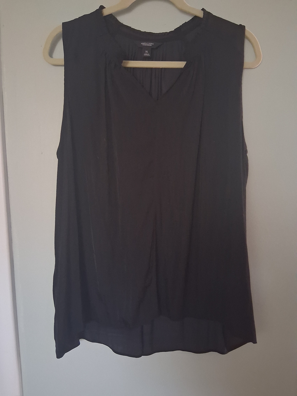 Simply Vera Vera Wang Black Sleeveless V-Neck Chiffon Camisole